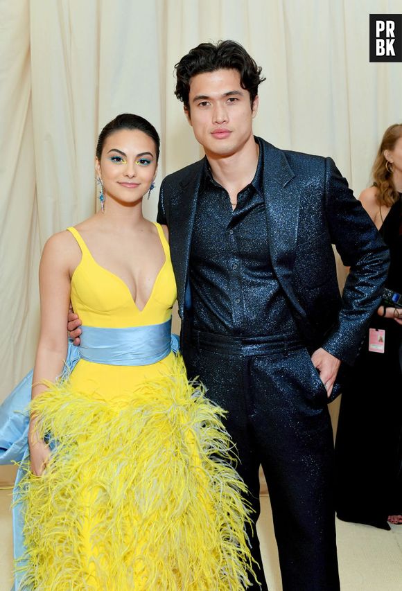 Charles Melton acompanhou Camila Mendes, ambos de "Riverdale", no MET Gala 2019