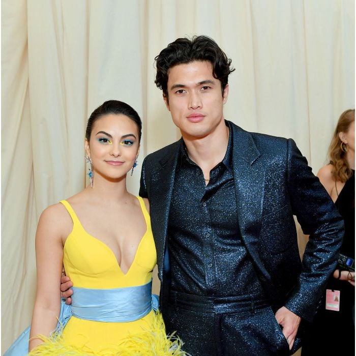 Charles Melton acompanhou Camila Mendes, ambos de &quot;Riverdale&quot;, no MET Gala 2019