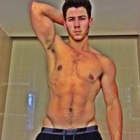 10 vezes em que Nick Jonas tirou a camisa e nos deu uma parada cardíaca!