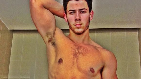 10 vezes em que Nick Jonas tirou a camisa e nos deu uma parada cardíaca!