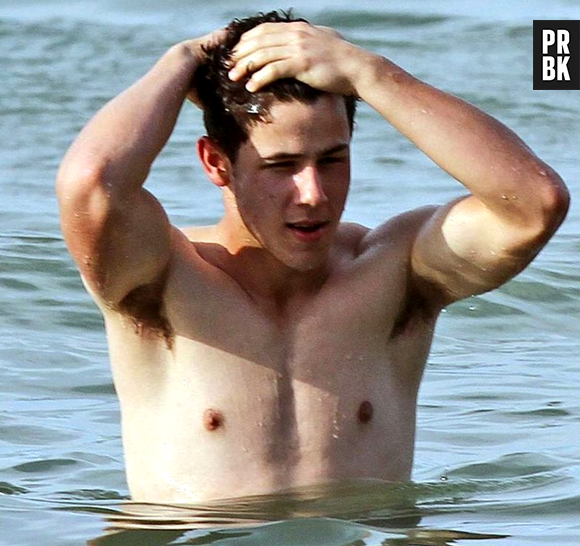 O que é melhor que Nick Jonas? É claro que somente Nick Jonas molhadinho no mar!