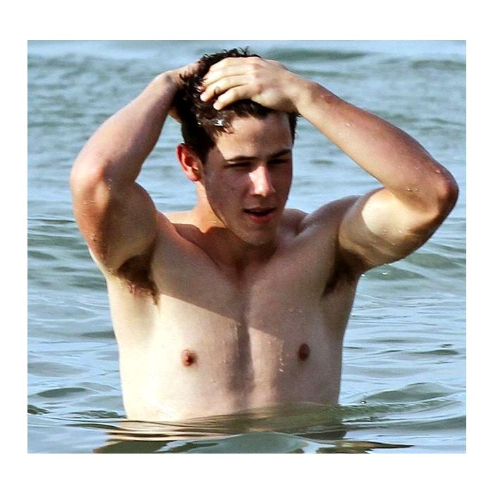  O que &amp;eacute; melhor que Nick Jonas? &amp;Eacute; claro que somente Nick Jonas molhadinho no mar! 
