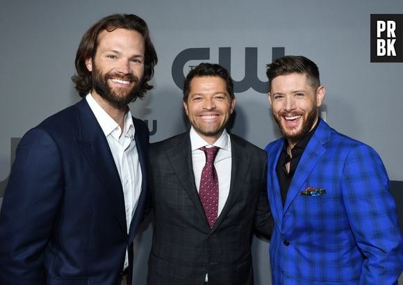 Jared Padalecki, Jensen Ackles e Misha Collins se emocionam ao falar do fim de "Supernatural"