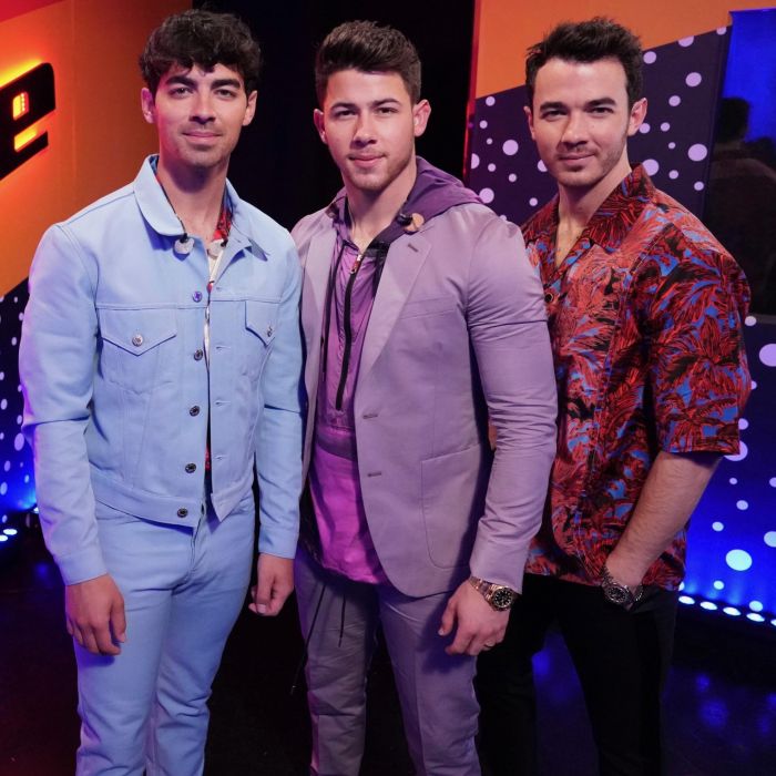 Na final do &quot;The Voice USA&quot;, os Jonas Brothers fizeram apresentação impecável de &quot;Cool&quot;