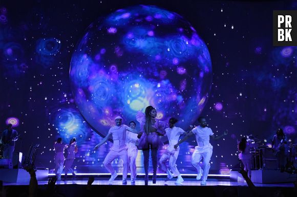 Ariana Grande ainda está realizando os shows da "thank u, next"