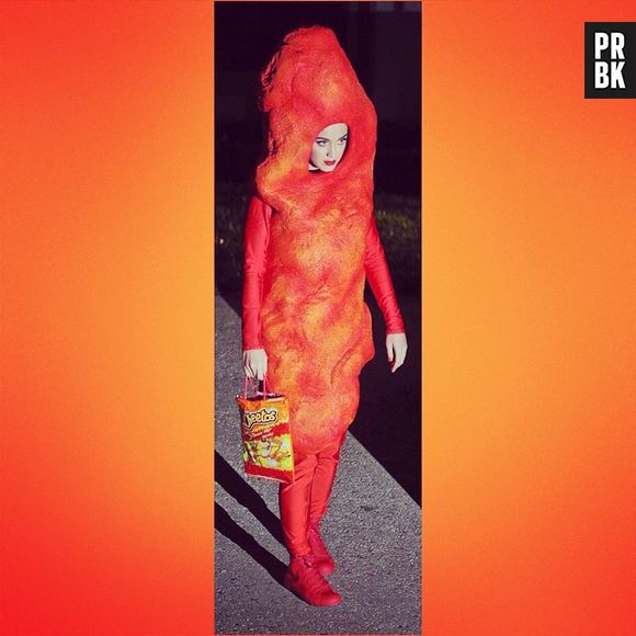 Quem também usou e abusou do humor foi Katy Perry, vestida de Cheetos gigante