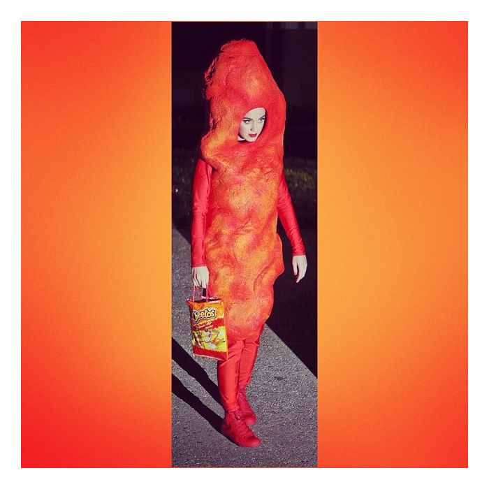  Quem tamb&amp;eacute;m usou e abusou do humor foi Katy Perry, vestida de Cheetos gigante 