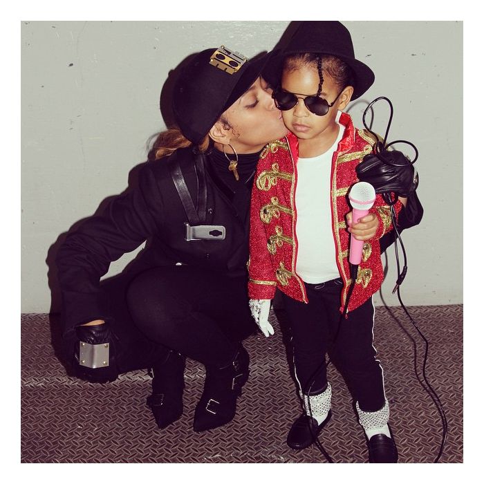  Beyonc&amp;eacute; se vestiu de Janet Jackson e sua filha Blue Ivy foi a respons&amp;aacute;vel por interpretar seu Michael Jackson. Fofas! 