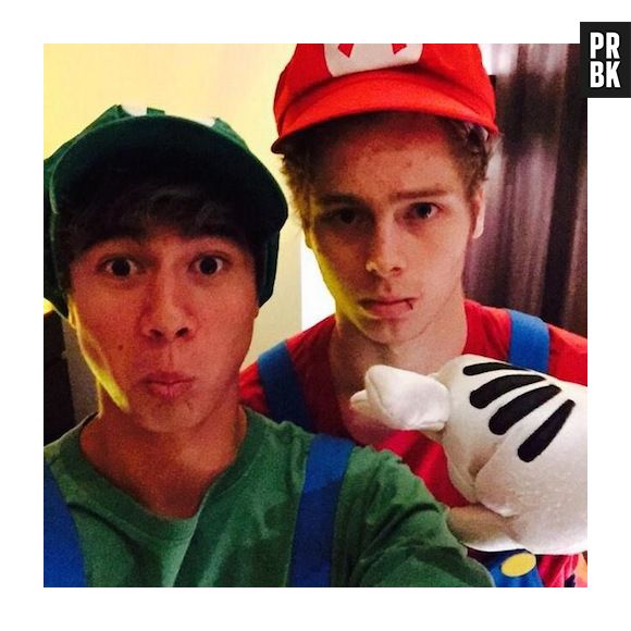 Calum Hood e Luke Hemmings, da banda 5 Seconds Of Summer, resolveram ser os Mario e Luigi mais fofos da face da terra