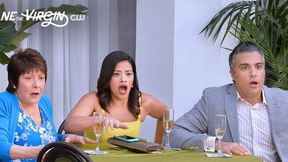 Afinal, quem é o narrador misterioso de "Jane The Virgin"?