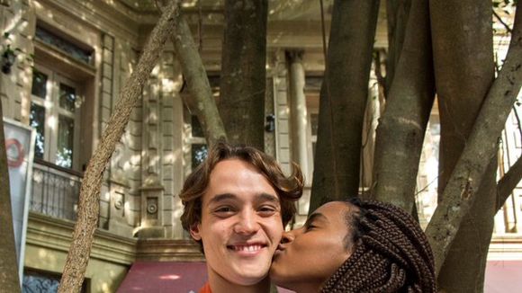 É hoje! A internet está muito ansiosa pelo primeiro beijo de Jaque e Thiago em "Malhação"