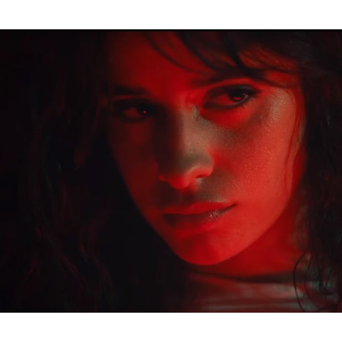 Camila Cabello bota fogo num confessionário no clipe de &quot;Shameless&quot;, da Era &quot;Romance&quot;