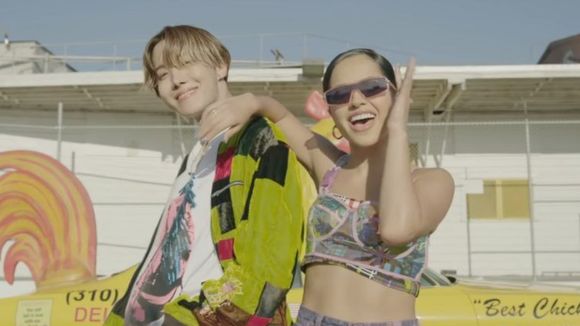 Estão servidos? J-Hope e Becky G lançam MV de "Chicken Noodle Soup"