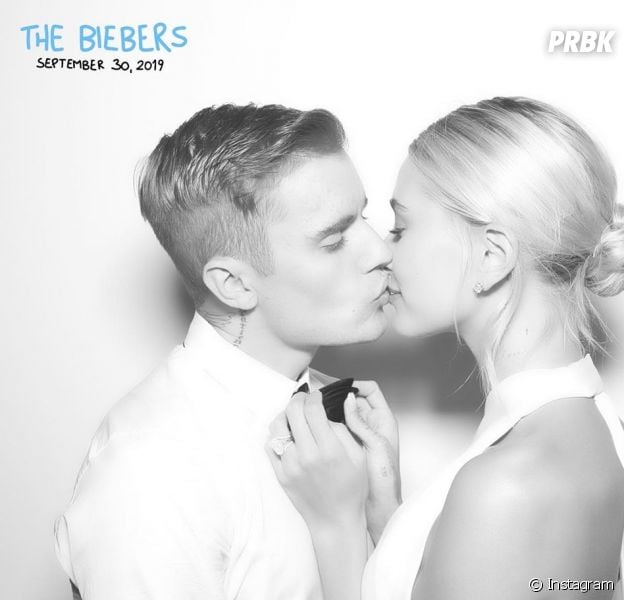 Justin Bieber e Hailey Bieber se beijam em foto do casamento