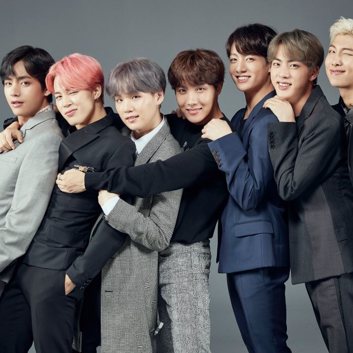   Conheça a história por trás dos quatro &#039;integrantes perdidos&#039; do BTS  
    