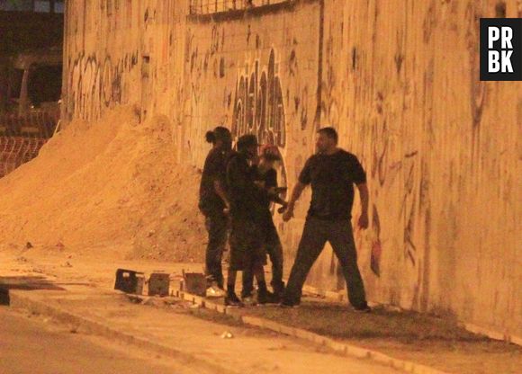 O astro do pop Justin Bieber foi flagrado pichando um muro no Rio, na madrugada da terça-feira (5)