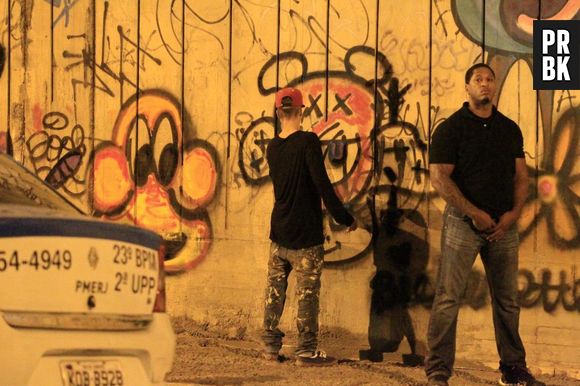De acordo com fotógrafos, os seguranças de Justin Bieber agrediram os paparazzi