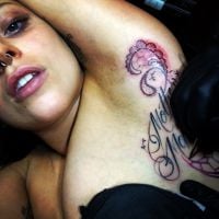 Lady Gaga faz nova tatuagem e comemora os 5 anos do CD "The Fame Monster"