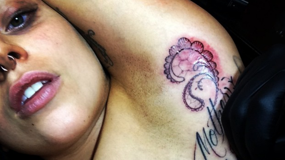 Lady Gaga faz nova tatuagem e comemora os 5 anos do CD "The Fame Monster"