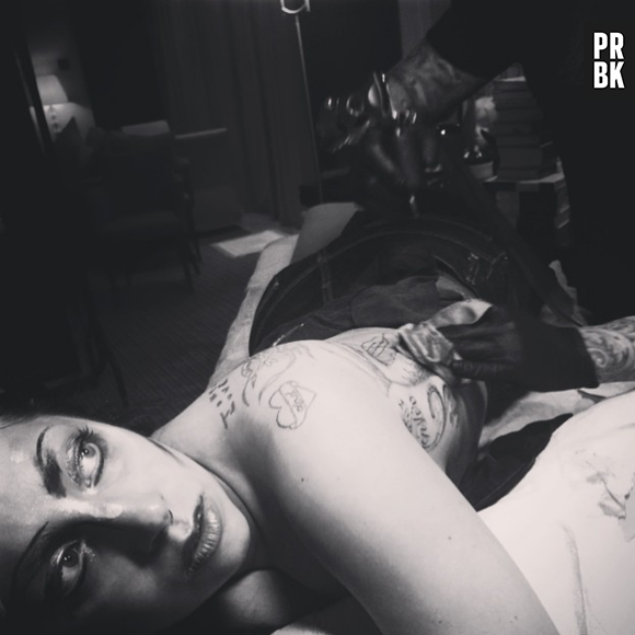 Em seu Instagram, a cantora Lady Gaga compartilhou o momento da tattoo com seus little monsters