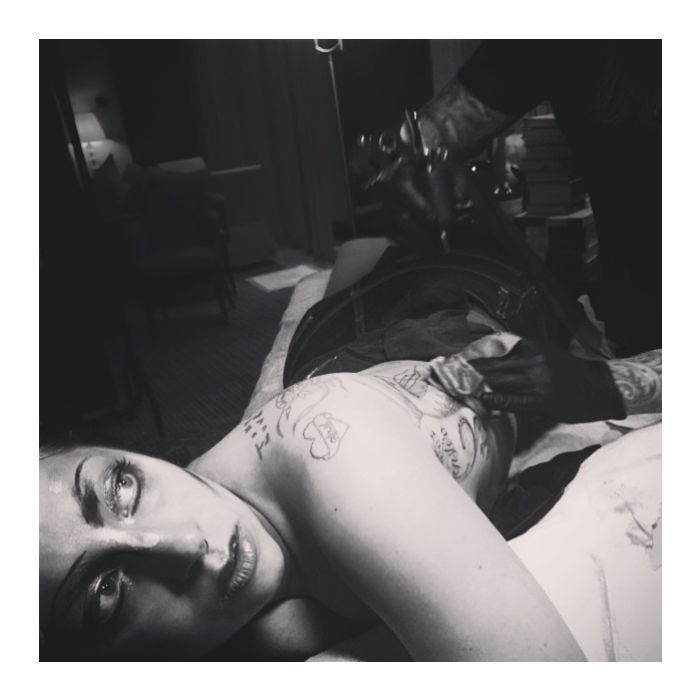  Em seu Instagram, a cantora Lady Gaga compartilhou o momento da tattoo com seus little monsters 