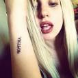  J&aacute; para promover a era "ARTPOP", a cantora Lady Gaga eternizou o nome do &aacute;lbum na pele 