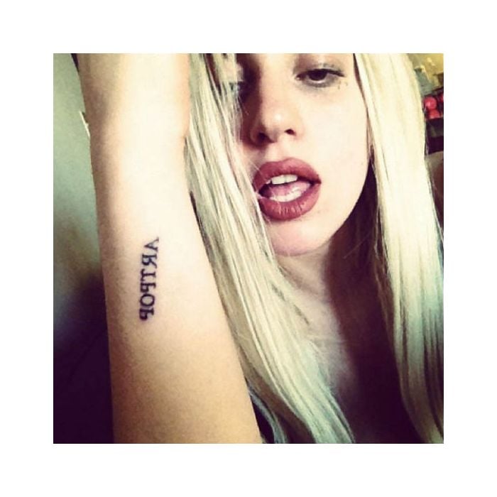  J&amp;aacute; para promover a era &quot;ARTPOP&quot;, a cantora Lady Gaga eternizou o nome do &amp;aacute;lbum na pele 