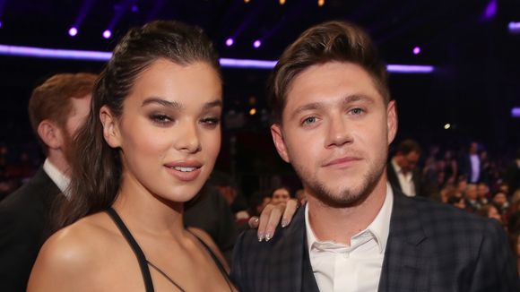 Parece que Niall Horan está sendo acusado de traição por Hailee Steinfeld