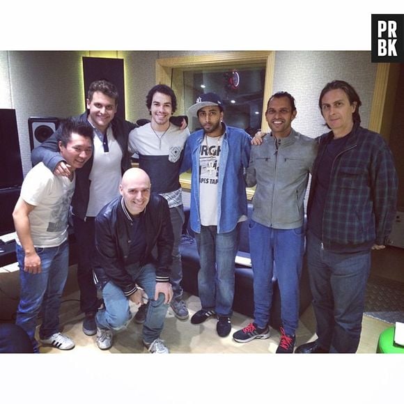 Sam Alves e sua equipe reunidos nos bastidores da gravação do seu próximo álbum