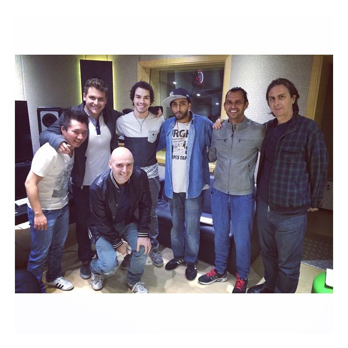 Sam Alves e sua equipe reunidos nos bastidores da gravação do seu próximo álbum