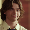 Lee Flynn (Joel Courtney) é melhor amigo da mocinha de "A Barraca do Beijo"