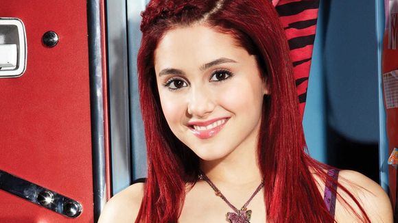 A Ariana Grande separou as melhores fotos para comemorar os 10 anos de "Brilhante Victória"