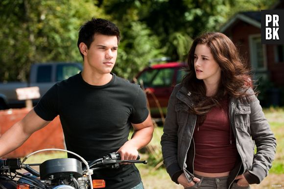 Ao longo de "A Saga Crepúsculo", Bella (Kristen Stewart) e Jacob (Taylor Lautner) também se envolveram e formaram um triângulo amoroso com Edward (Robert Pattinson)