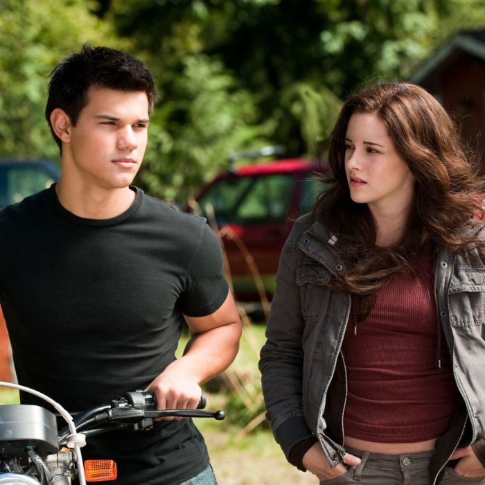 Ao longo de &quot;A Saga Crepúsculo&quot;, Bella (Kristen Stewart) e Jacob (Taylor Lautner) também se envolveram e formaram um triângulo amoroso com Edward (Robert Pattinson)