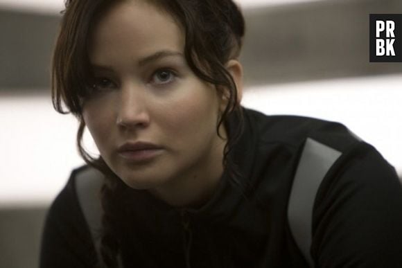 Com um tom mais castanho, Jennifer Lawrence desfila suas madeixas onduladas em "Jogos Vorazes"