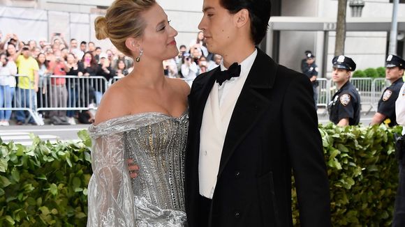 Cole Sprouse confirma fim do namoro com Lili Reinhart em post no Instagram