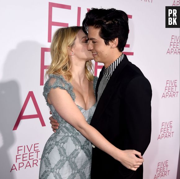 Cole Sprouse se pronuncia sobre fim do namoro com Lili Reinhart