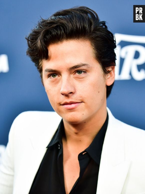 Cole Sprouse confirma fim do relacionamento com Lili Reinhart e elogia experiência com a atriz