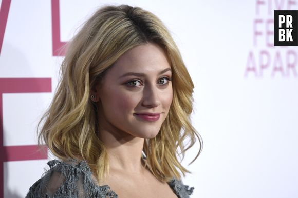 Cole Sprouse confirma fim do namoro e divulga filme de Lili Reinhart no mesmo post