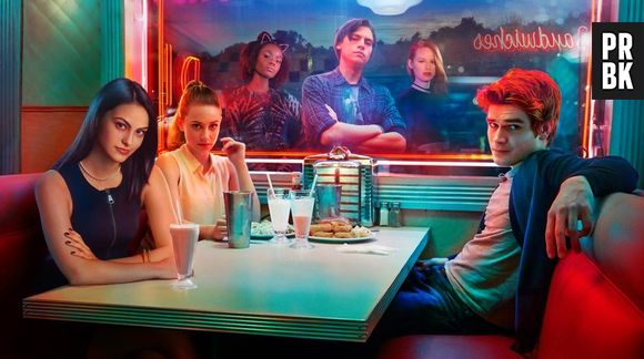 Apesar de não estarem mais namorando, Cole Sprouse e Lili Reinhart se preparam para gravar 5ª temporada de "Riverdale"