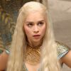 A Khaleesi (Emilia Clarke) pode até ser perigosa, mas com você no Ano Novo ela dá uma relaxada!