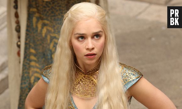 A Khaleesi (Emilia Clarke) pode até ser perigosa, mas com você no Ano Novo ela dá uma relaxada!