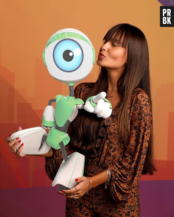 Thaís, participante do "BBB21", conversa com Fiuk durante a segunda festa do líder sobre ficada na casa