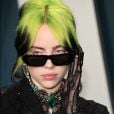 Billie Eilish abandonou o icônico cabelo com a raiz verde neon e agora está loira