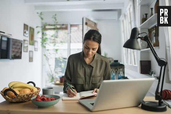 Mesmo de forma online, ainda é necessário saber como se vestir para uma entrevista de emprego para conseguir bons resultados - Veja o estilo adequado para sua área!