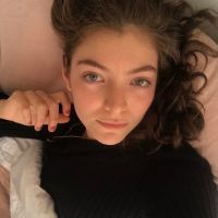 Lorde anuncia música nova, "Solar Power", com direito a foto incrível