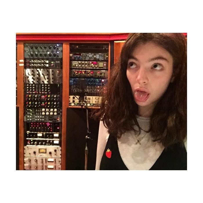 Lorde publica foto mostrando o bumbum como capa de seu novo single, &quot;Solar Power&quot;