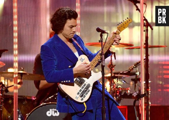 Harry Styles anuncia novas datas da turnê na América do Norte e promete novas músicas