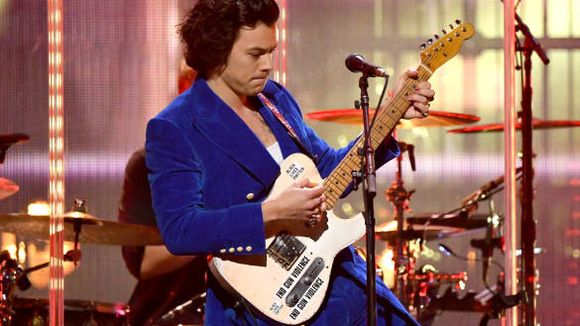Harry Styles anuncia datas de turnê nos EUA e promete músicas novas