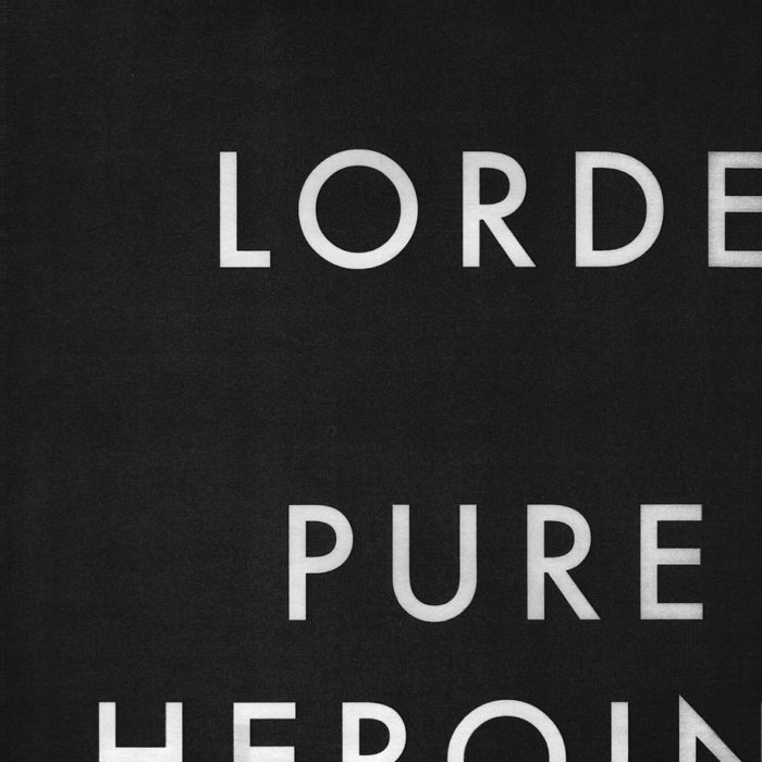A cantora Lorde revelou em entrevista para Vogue que associa o &quot;Pure Heroin&quot; à cor verde e define o sentimento do disco como &quot;angústia adolescente&quot;